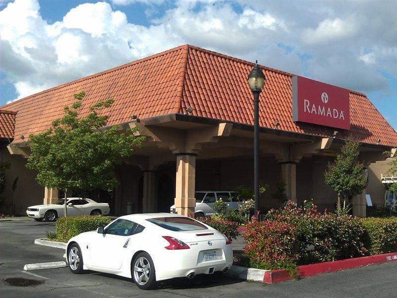 Ramada By Wyndham Fresno North Hotell Exteriör bild
