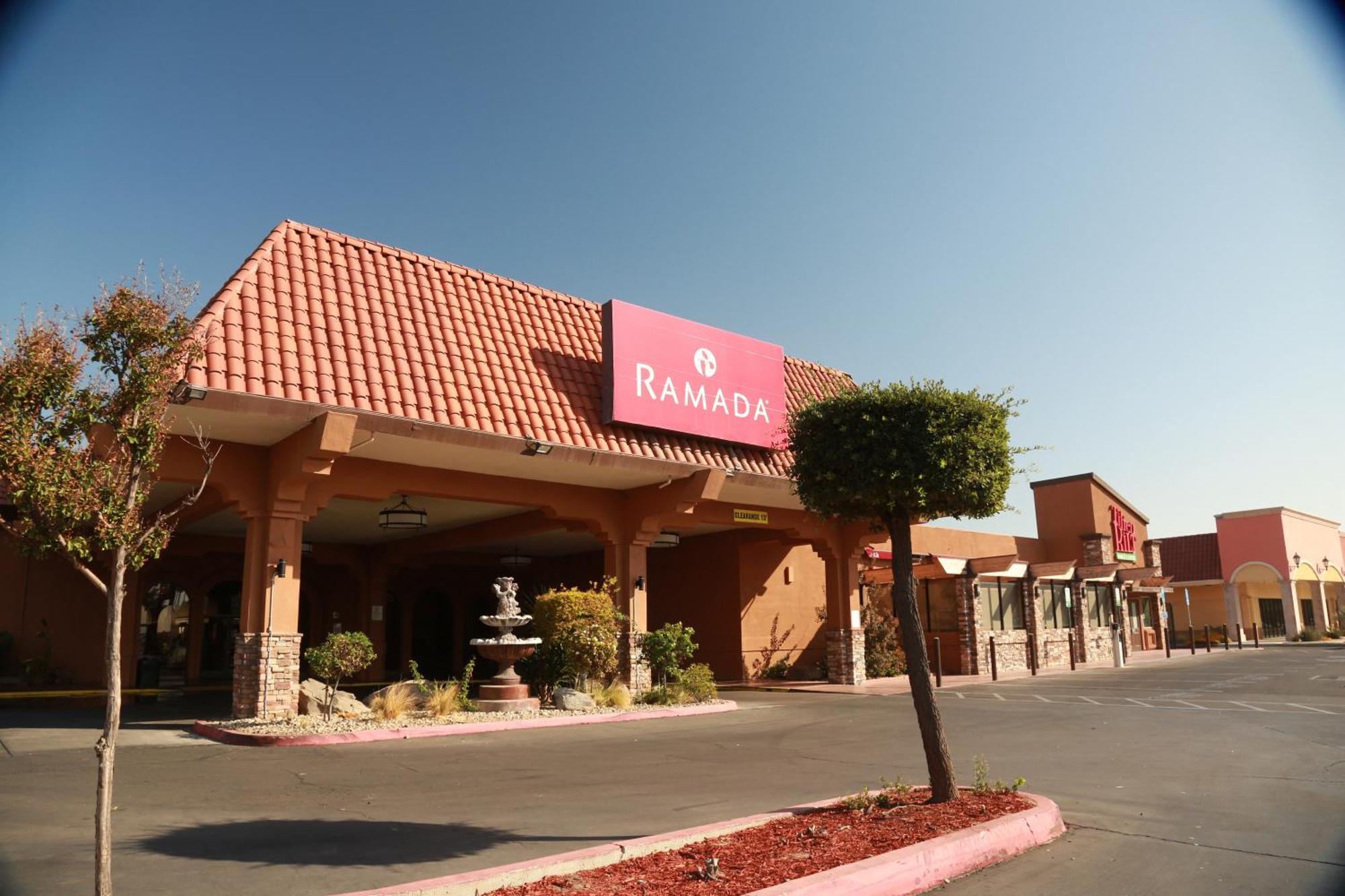 Ramada By Wyndham Fresno North Hotell Exteriör bild