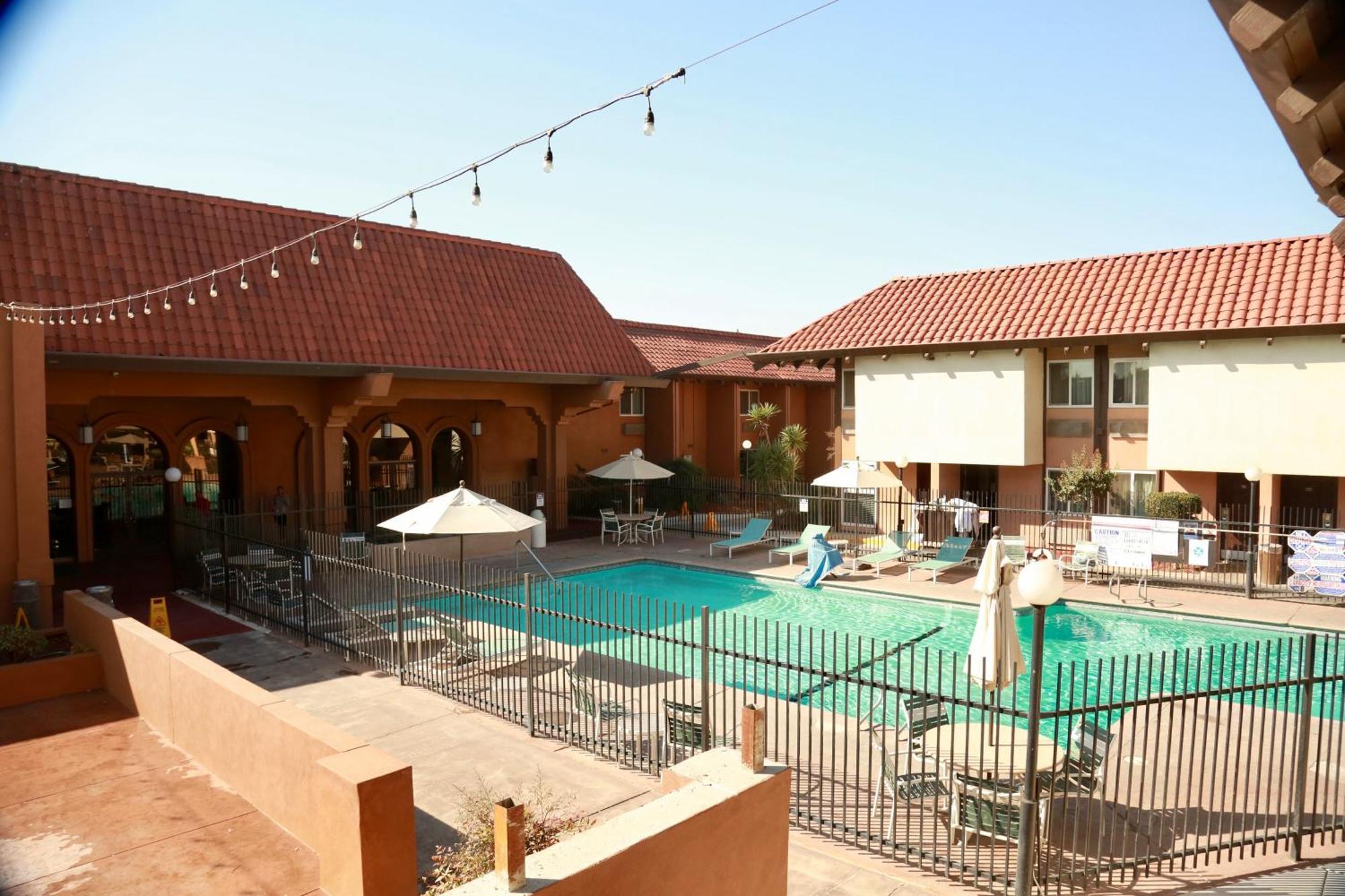 Ramada By Wyndham Fresno North Hotell Exteriör bild
