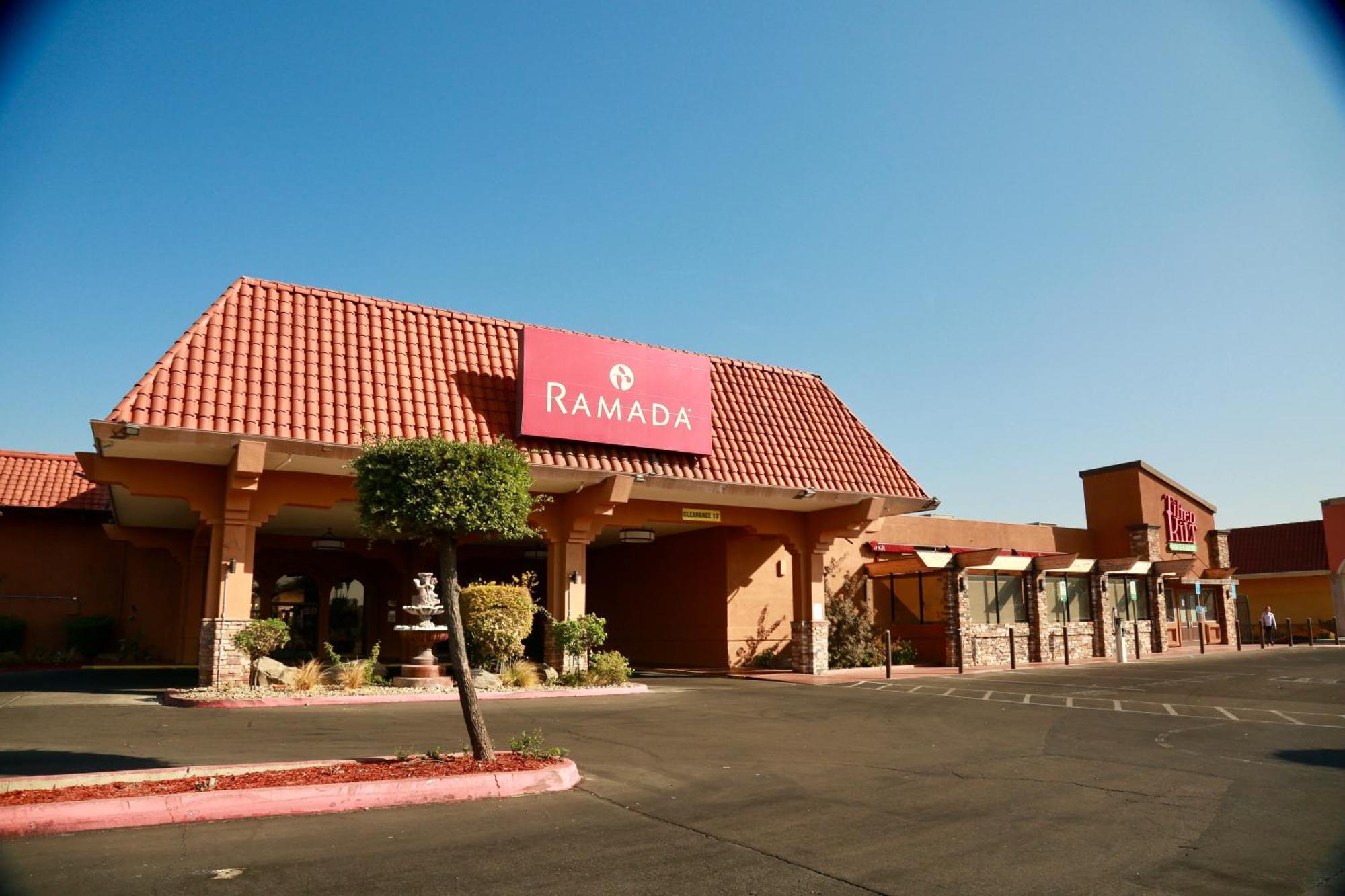 Ramada By Wyndham Fresno North Hotell Exteriör bild