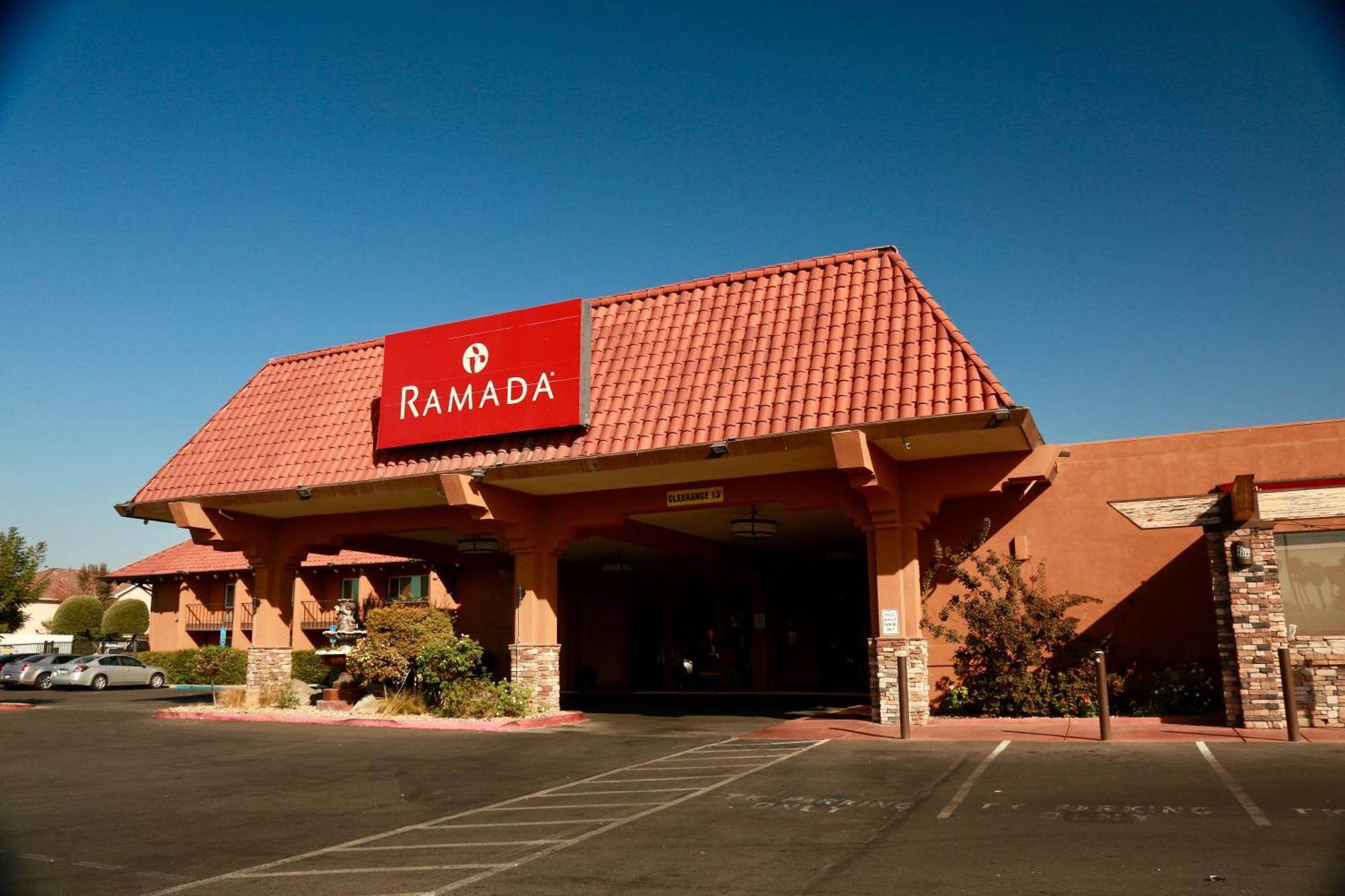Ramada By Wyndham Fresno North Hotell Exteriör bild