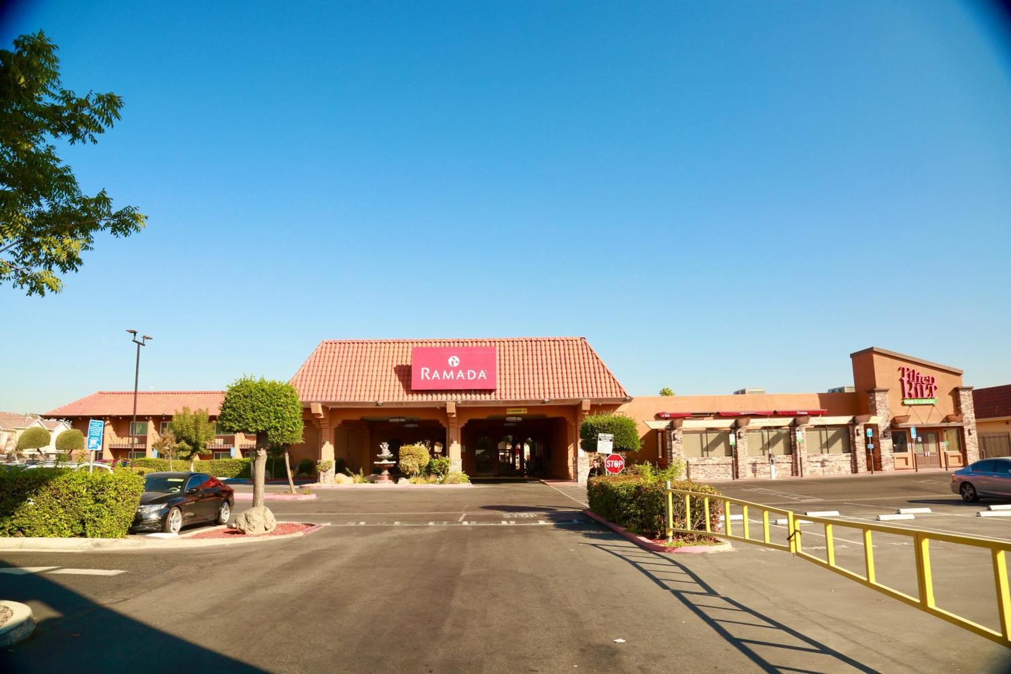 Ramada By Wyndham Fresno North Hotell Exteriör bild