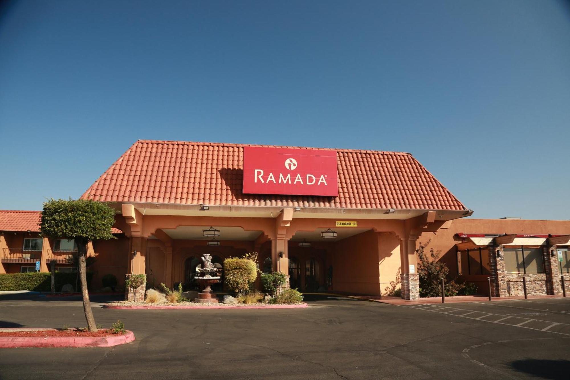 Ramada By Wyndham Fresno North Hotell Exteriör bild