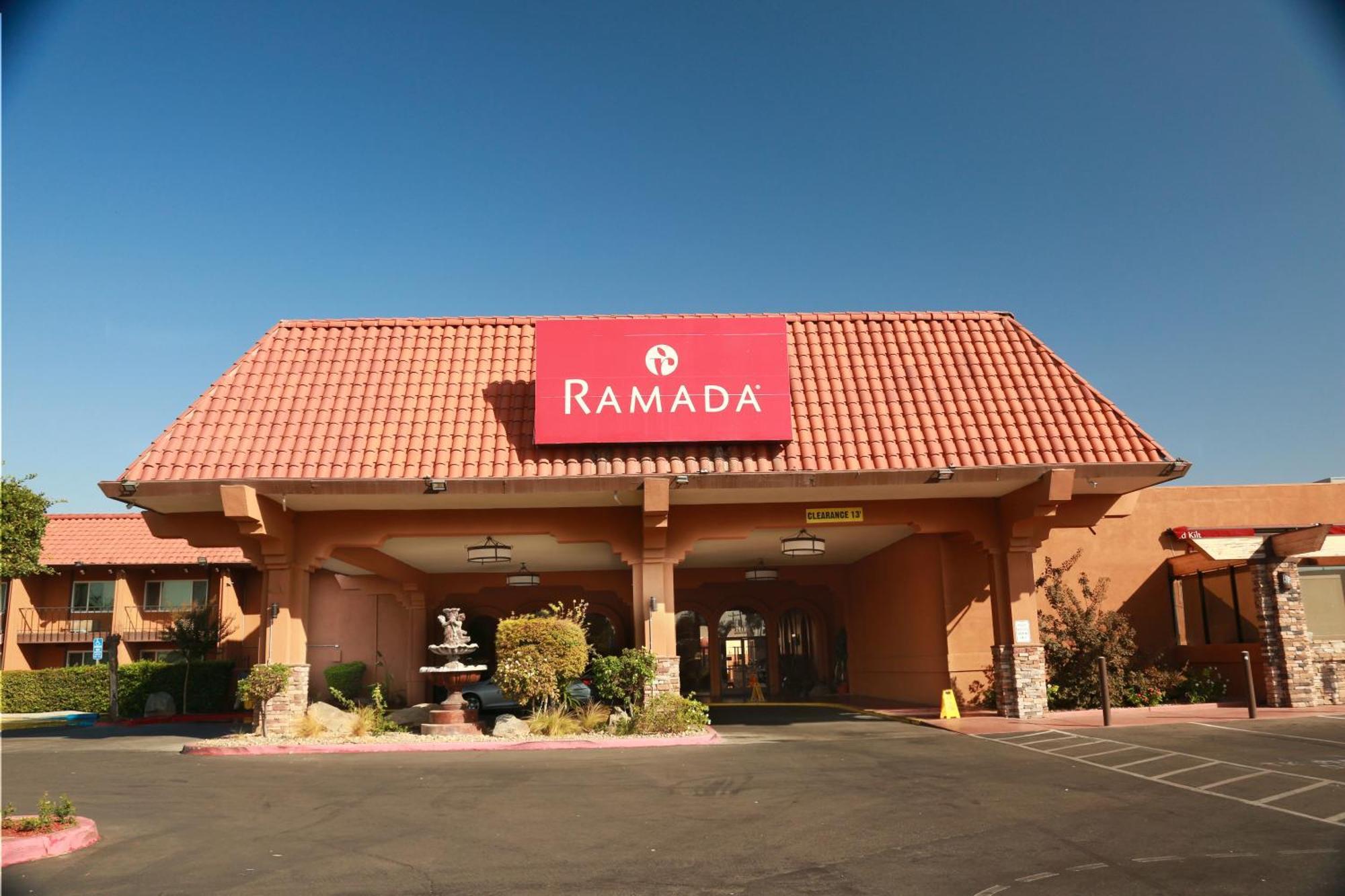 Ramada By Wyndham Fresno North Hotell Exteriör bild