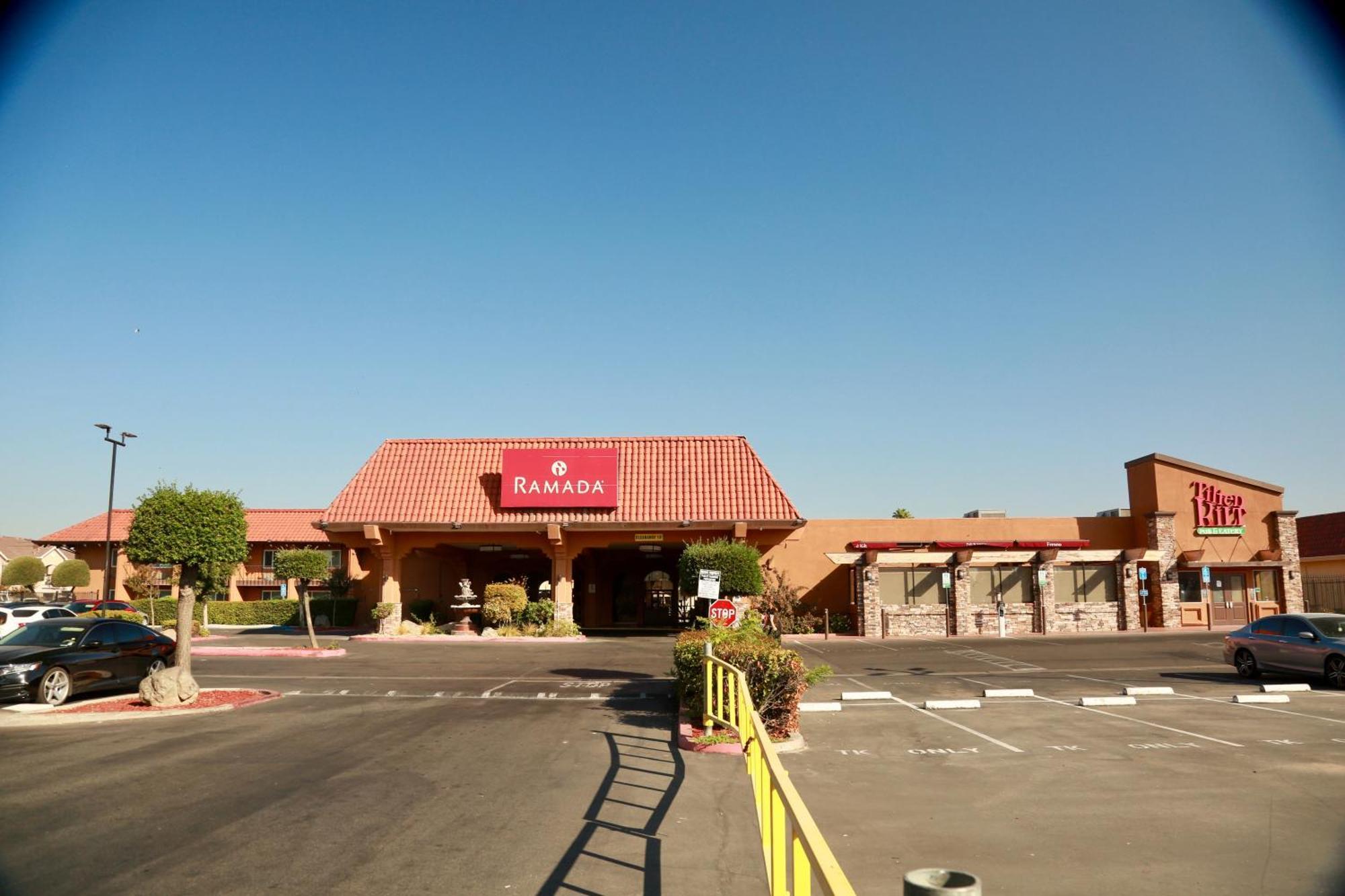 Ramada By Wyndham Fresno North Hotell Exteriör bild