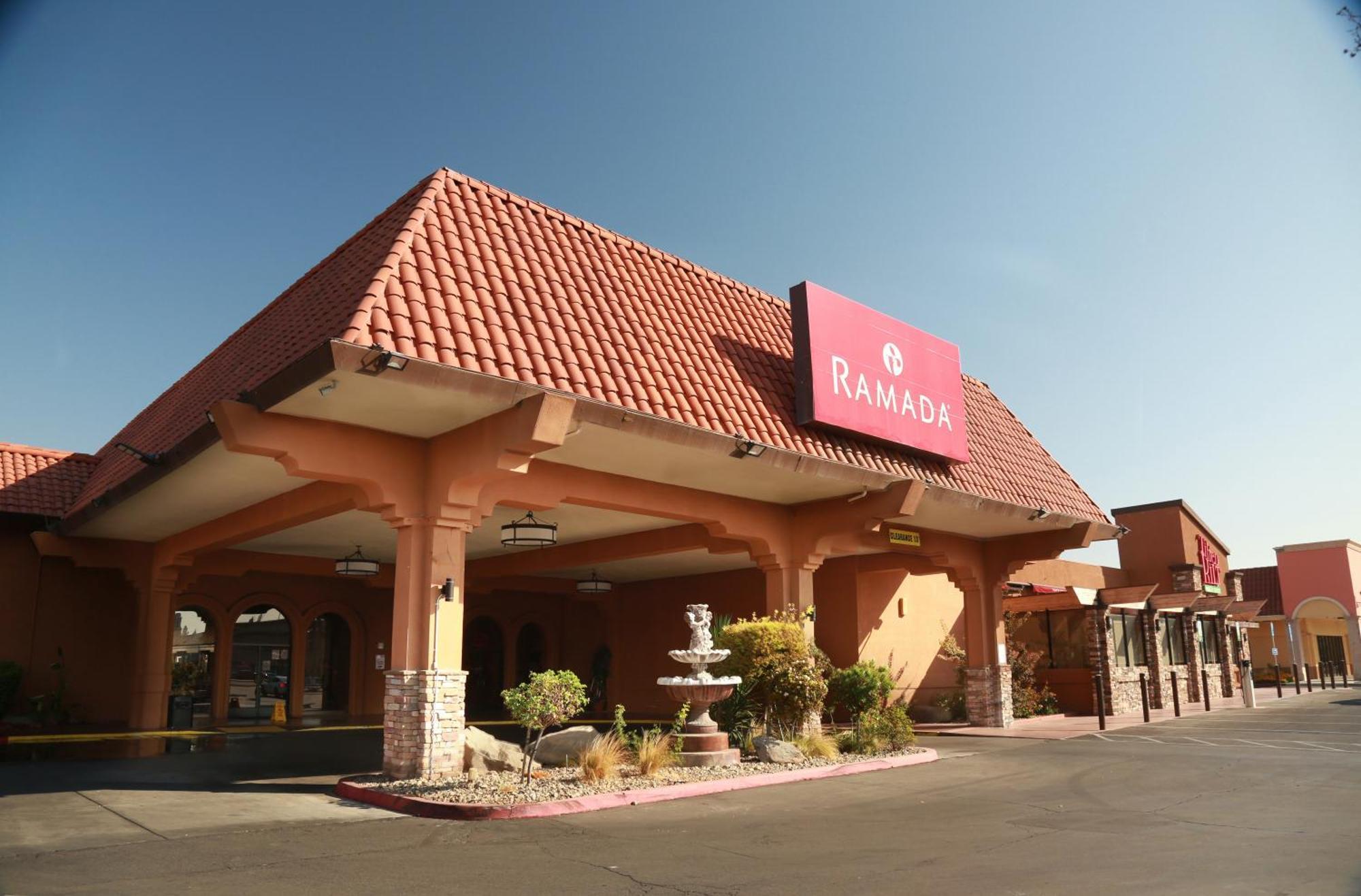 Ramada By Wyndham Fresno North Hotell Exteriör bild