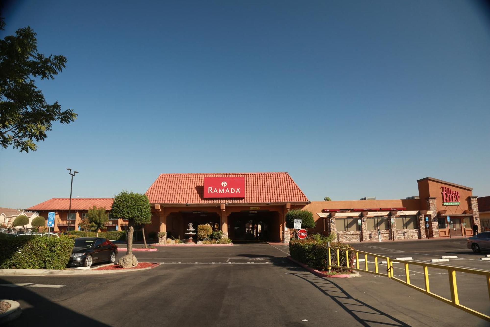 Ramada By Wyndham Fresno North Hotell Exteriör bild