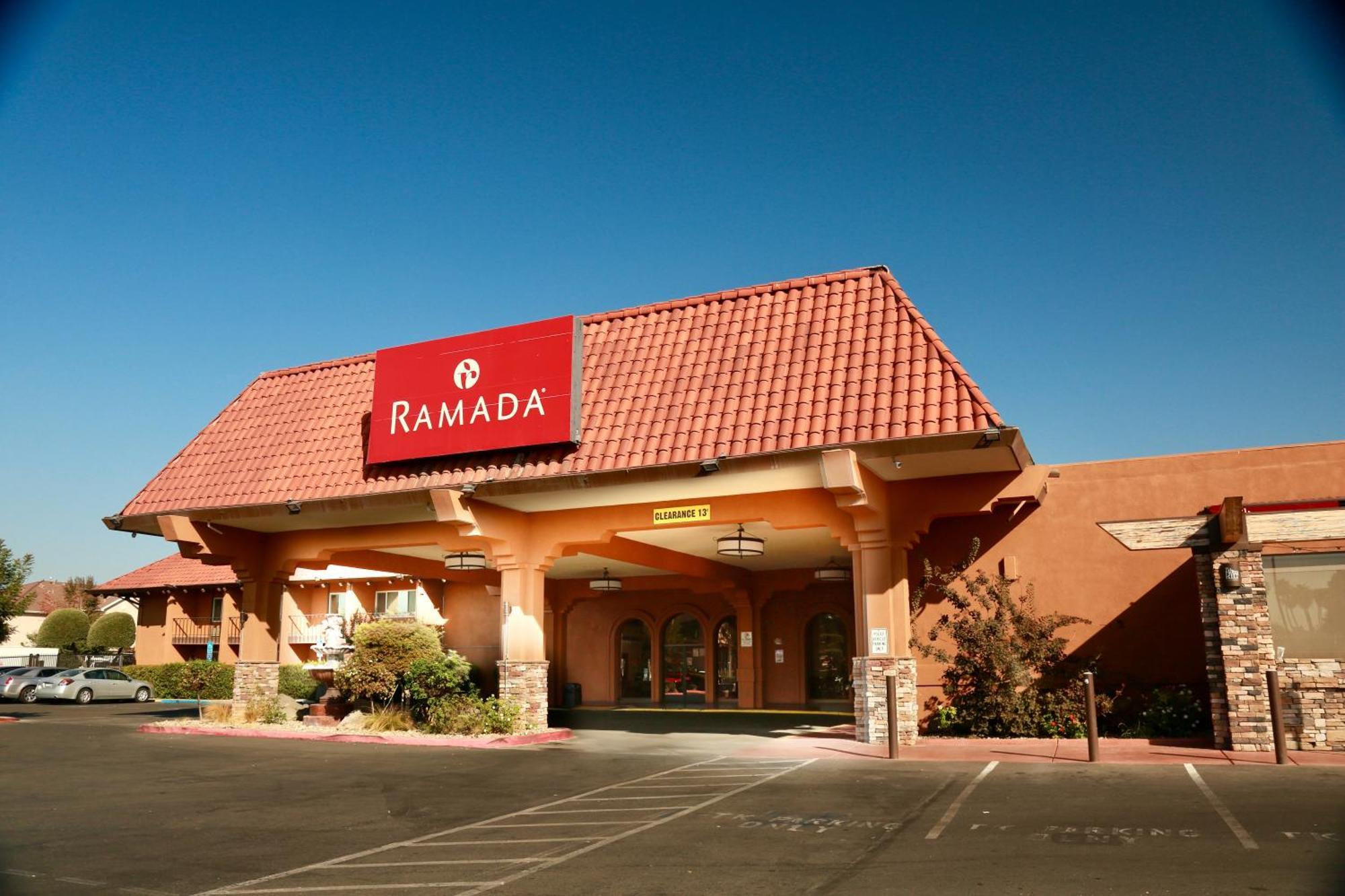 Ramada By Wyndham Fresno North Hotell Exteriör bild